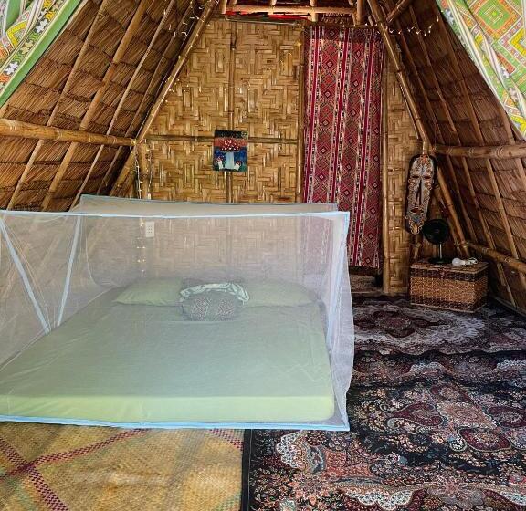 اتاق اکونومی, Tribal Huts Community