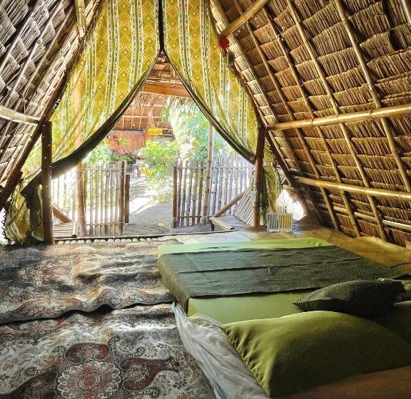 اتاق اکونومی, Tribal Huts Community