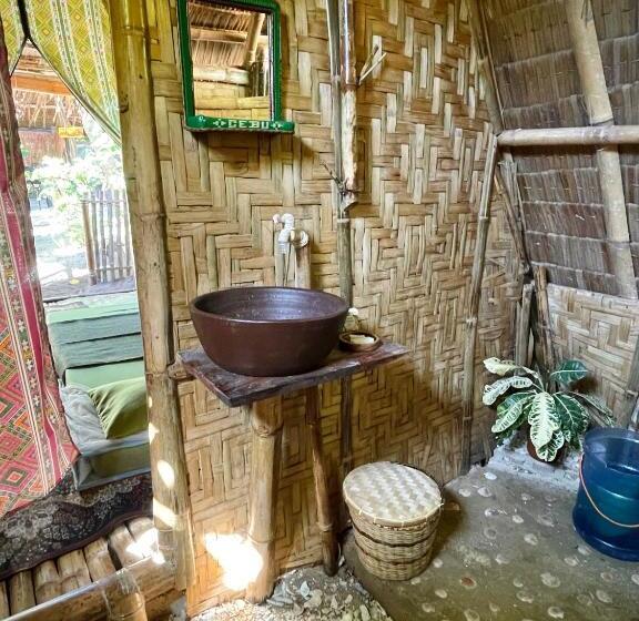 اتاق اکونومی, Tribal Huts Community