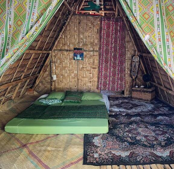 اتاق اکونومی, Tribal Huts Community