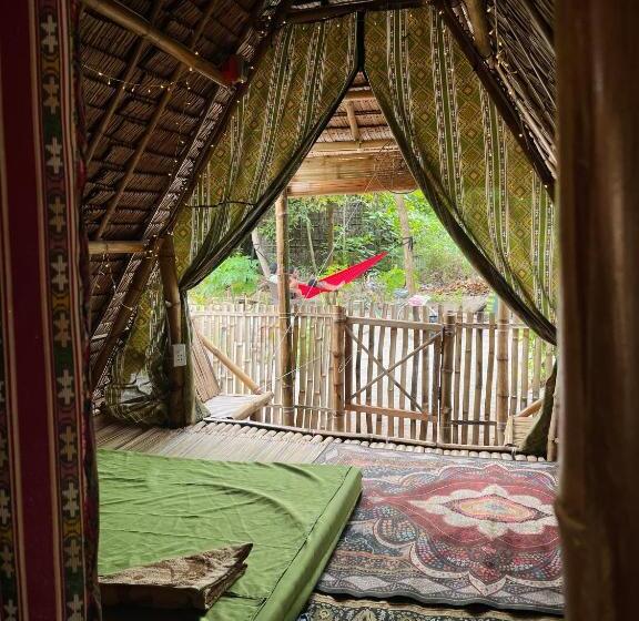 اتاق اکونومی, Tribal Huts Community