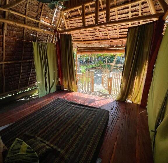 اتاق استاندارد, Tribal Huts Community