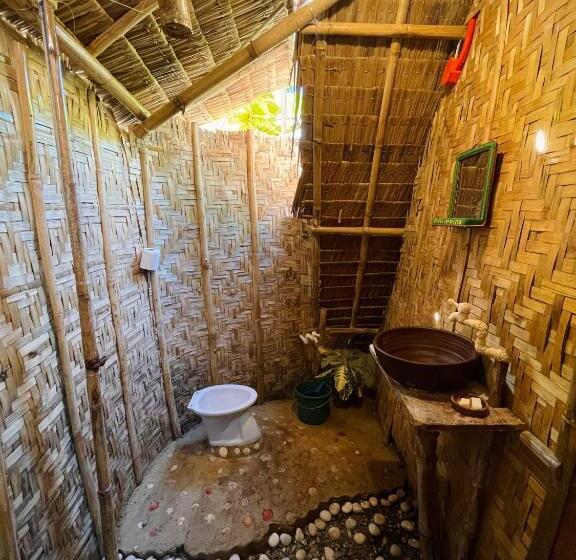 اتاق اکونومی, Tribal Huts Community