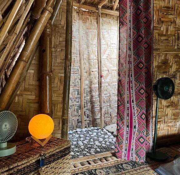 اتاق اکونومی, Tribal Huts Community