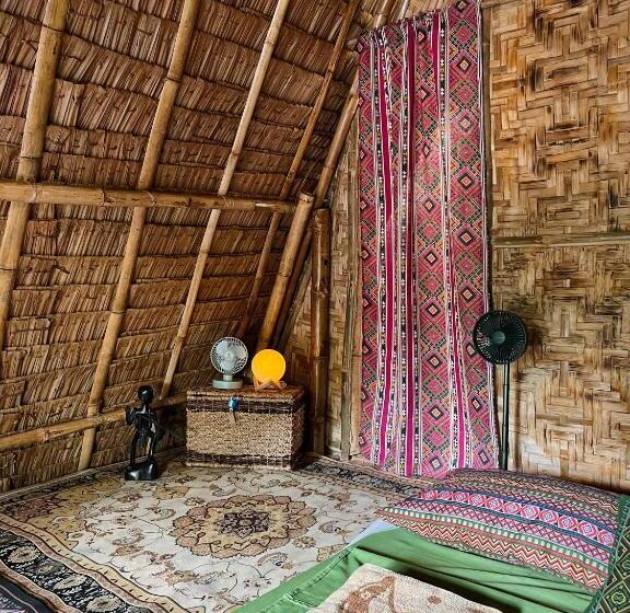 اتاق اکونومی, Tribal Huts Community