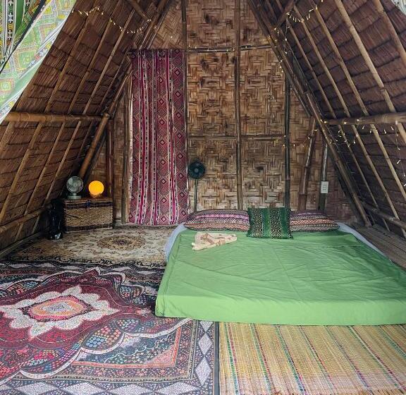 اتاق اکونومی, Tribal Huts Community