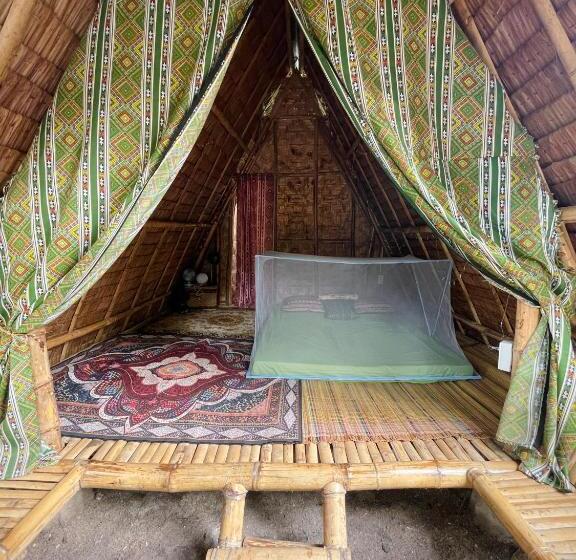 اتاق اکونومی, Tribal Huts Community