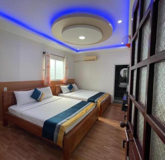 اتاق استاندارد چهار تخته, Trung Hiếu Hotel   Bên Cạnh Miếu Bà Chúa Xứ