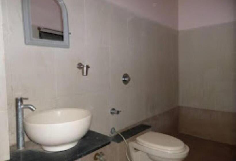 디럭스 룸, Amit Plaza Dhule