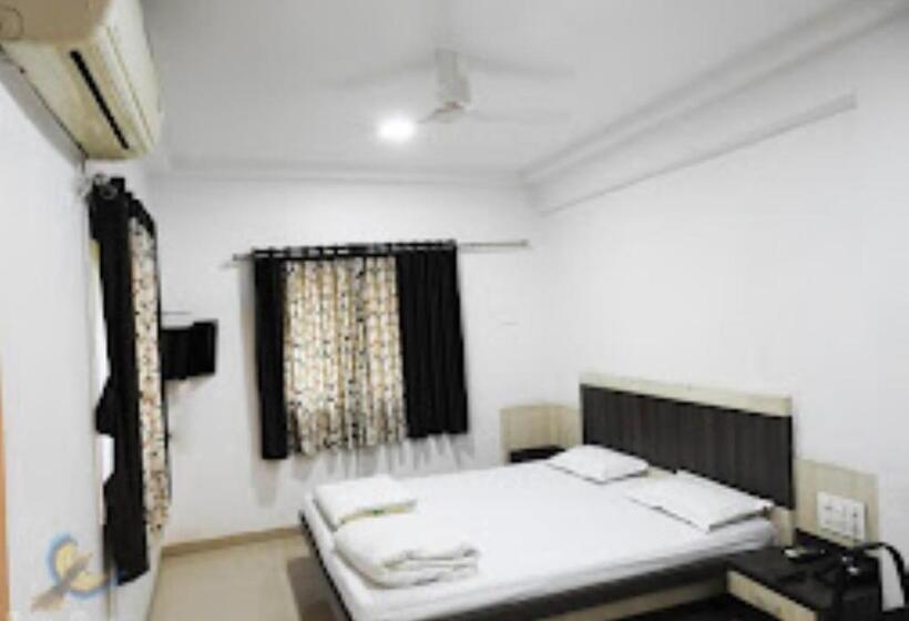 디럭스 룸, Amit Plaza Dhule