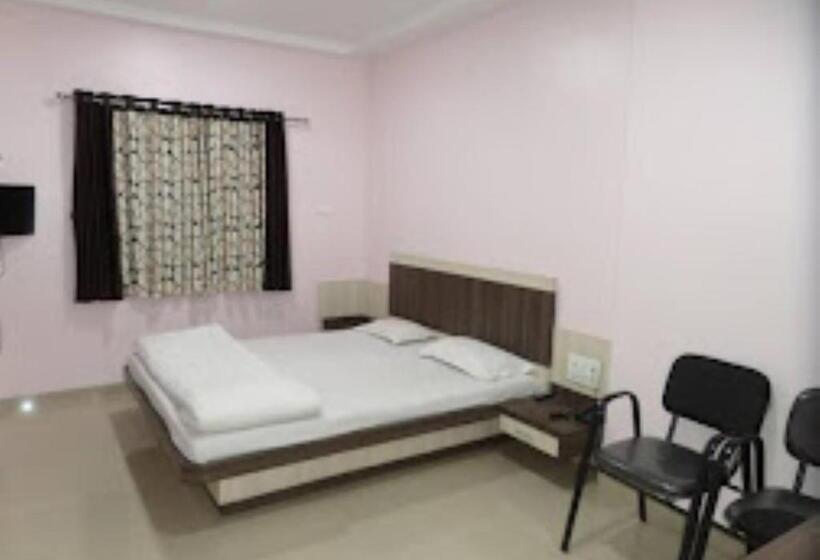 Номер Deluxe, Amit Plaza Dhule