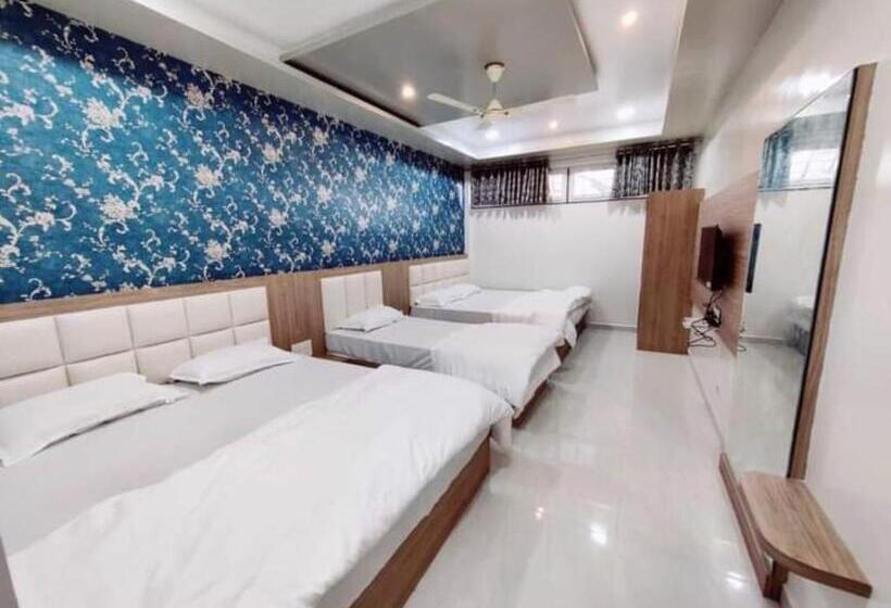 חדר דחוקס עם מיטת קינג, Annapurna Executive,tuljapur