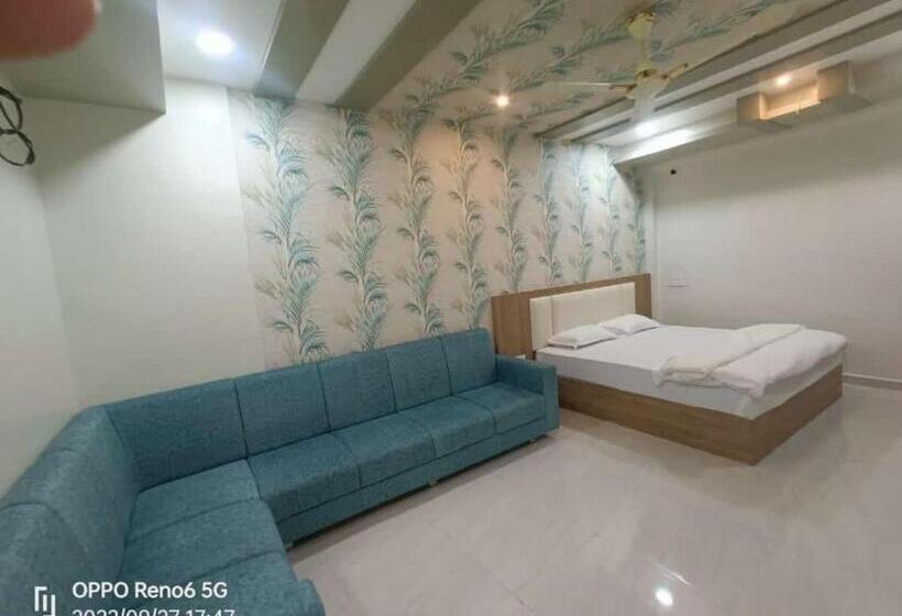 סוויטה משפחתית, Annapurna Executive,tuljapur