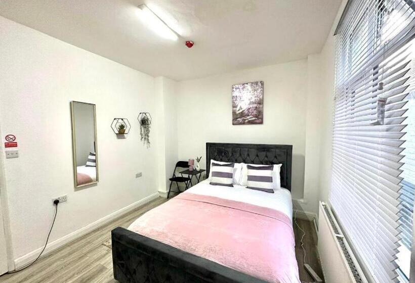 اتاق استاندارد با سرویس بهداشتی مشترک, Harrow Stays Ha1