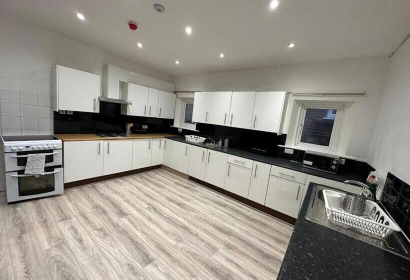 غرفة قياسية حمام مشترك, Harrow Stays Ha1