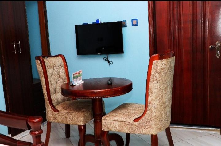 سوییت اجرایی, Primerose Hotel Mubende