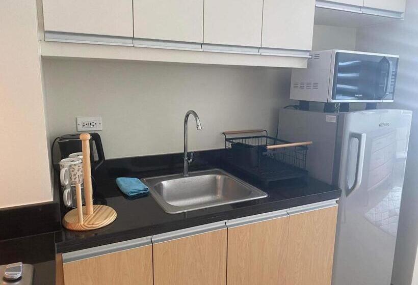 استودیو استاندارد با بالکن, Adrienne S At One Madison Place