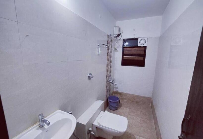 Трехместный Номер Классика, Collection O Hotel Ndh 47