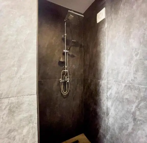 سوییت خانوادگی, Hass Boutique