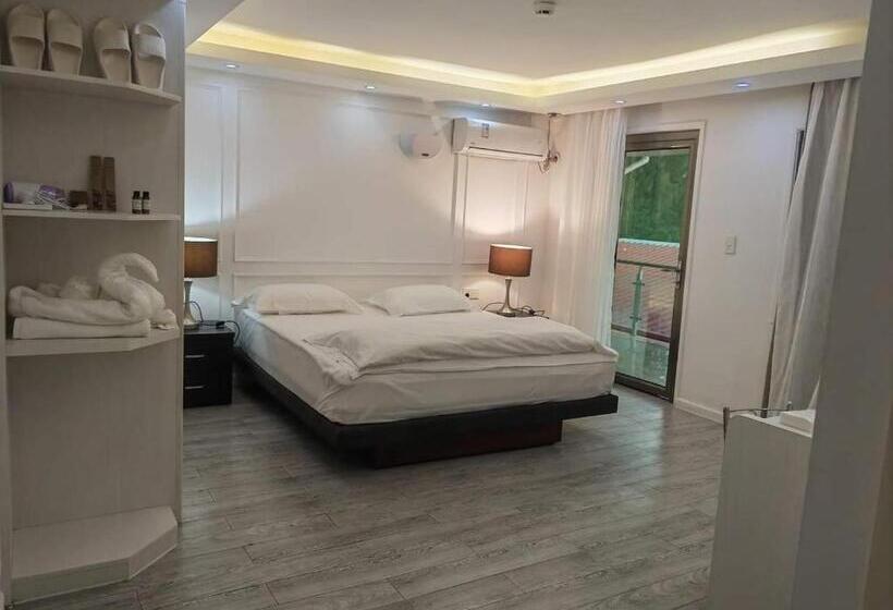 اتاق استاندارد با بالکن, Lata