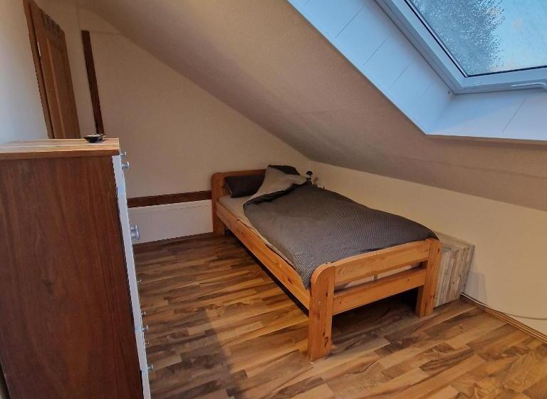 标准单人间, Bei Conny Und Bernd