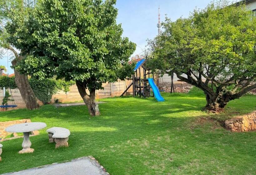 חדר סטנדרט לארבעה, Room In B&b   Adnaan S Secret Garden: Corner Room