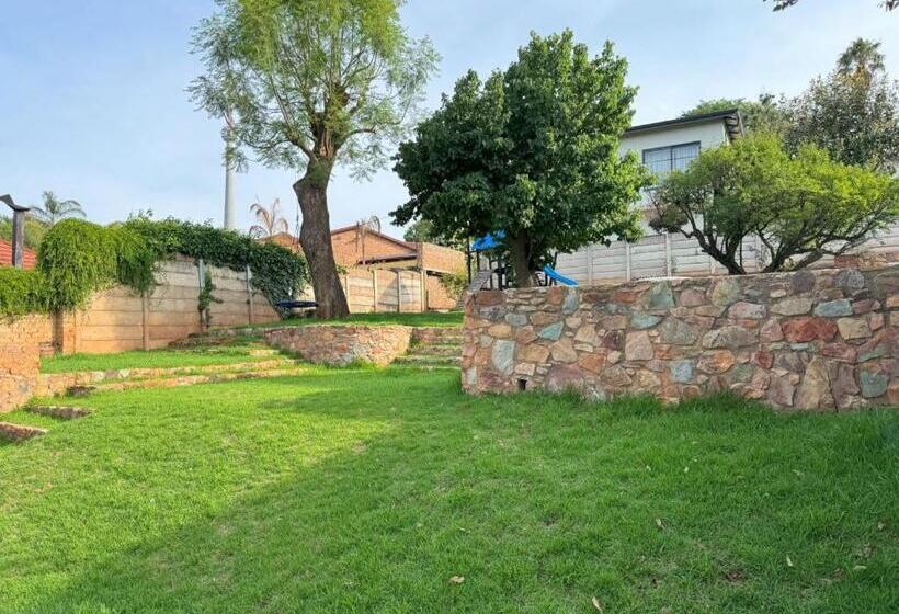 חדר סטנדרט לארבעה, Room In B&b   Adnaan S Secret Garden: Corner Room
