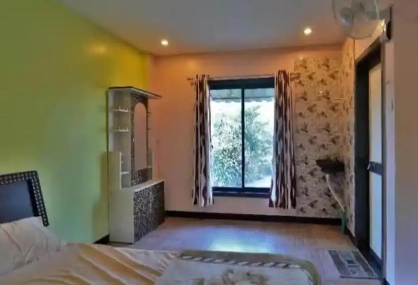 デラックススイート, Gayatri Farm Resort Kolan