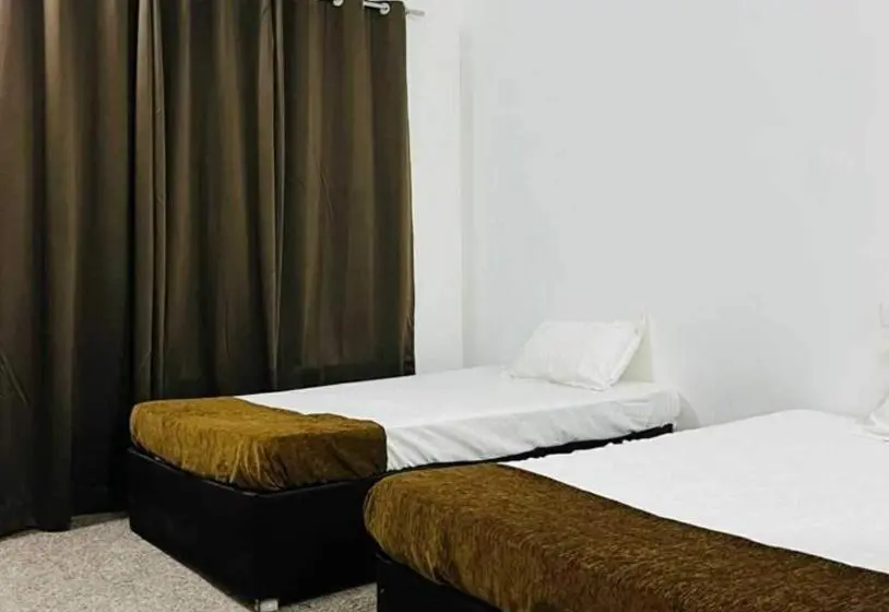 Classic Kolmen Hengen Huone, Oyo Raksha Homes