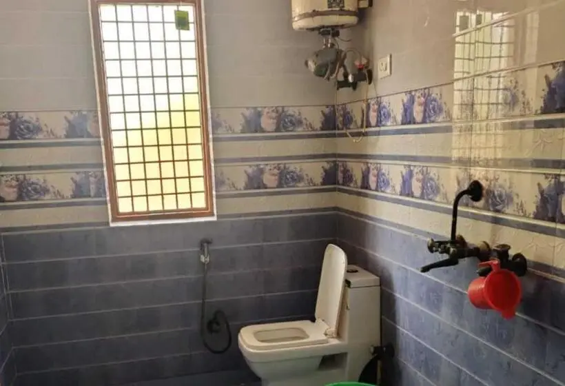 Classic Kolmen Hengen Huone, Oyo Raksha Homes