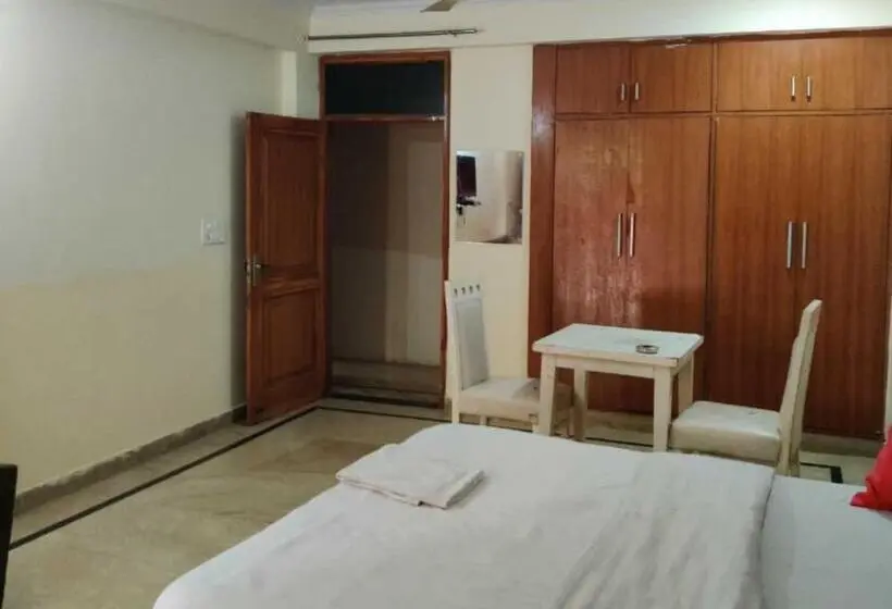 Classic Kolmen Hengen Huone, Oyo Raksha Homes