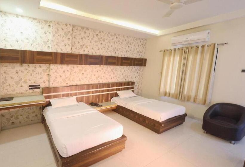 Номер Стандарт с Балконом, Sharveen Classic Inn