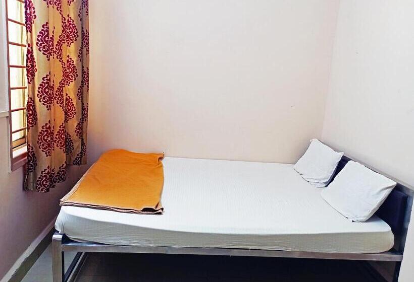 חדר אקונומי, Jayalaxmi Comforts