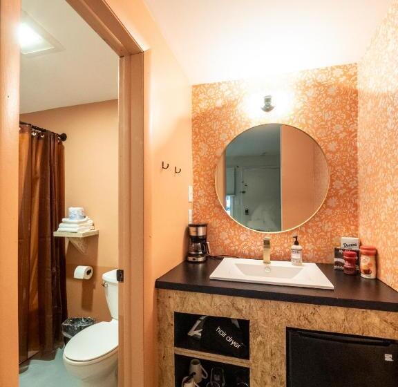 חדר דלוקס, The Brooks Motel