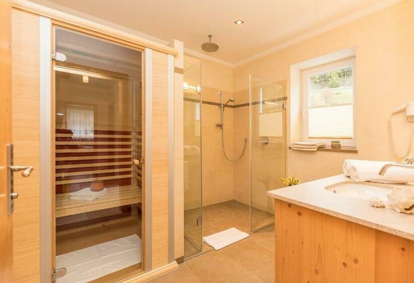 Superior 2-bedroom flat with a view, Alpenhof Apartments