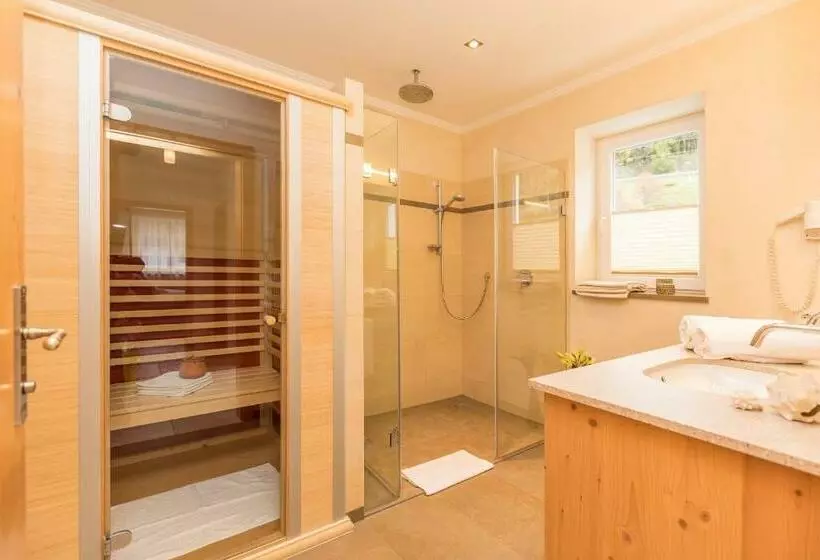 Superior 2-bedroom flat with a view, Alpenhof Apartments