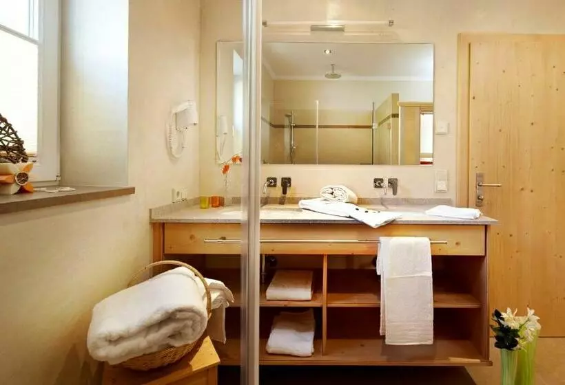 Superior 2-bedroom flat with a view, Alpenhof Apartments