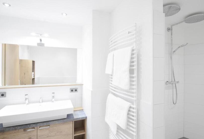 شقة 3 غرف, Alpenstolz