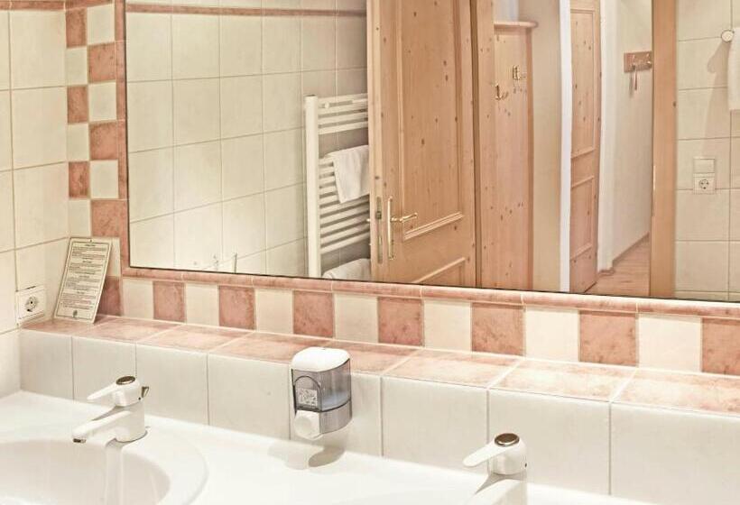 جناح مزوَّد بشرفة, Alpenstolz