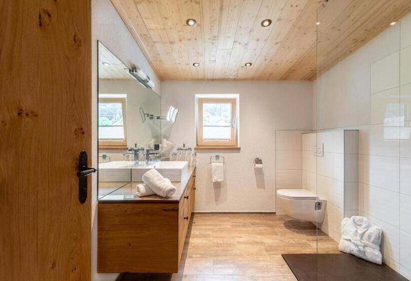 جناح جونيور ديلوكس, Alpenstolz