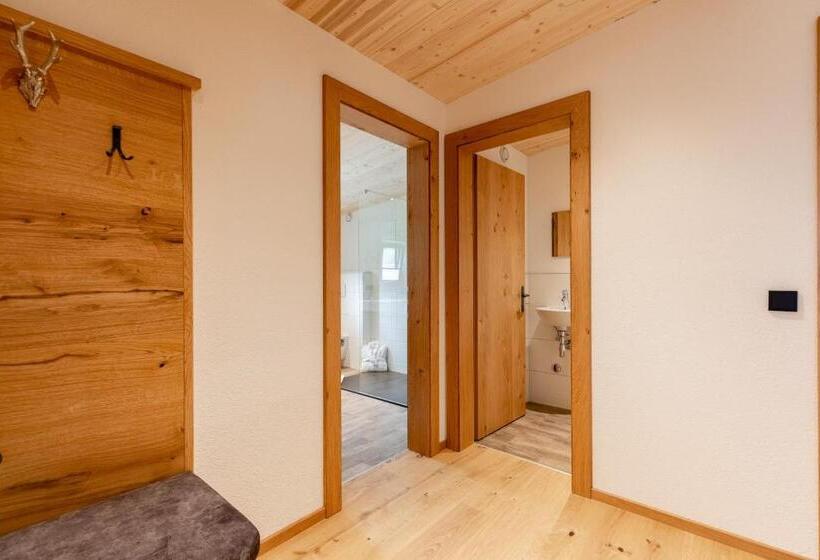 جناح جونيور ديلوكس, Alpenstolz