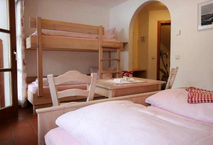 غرفة عائلية, Haus Bergliebe