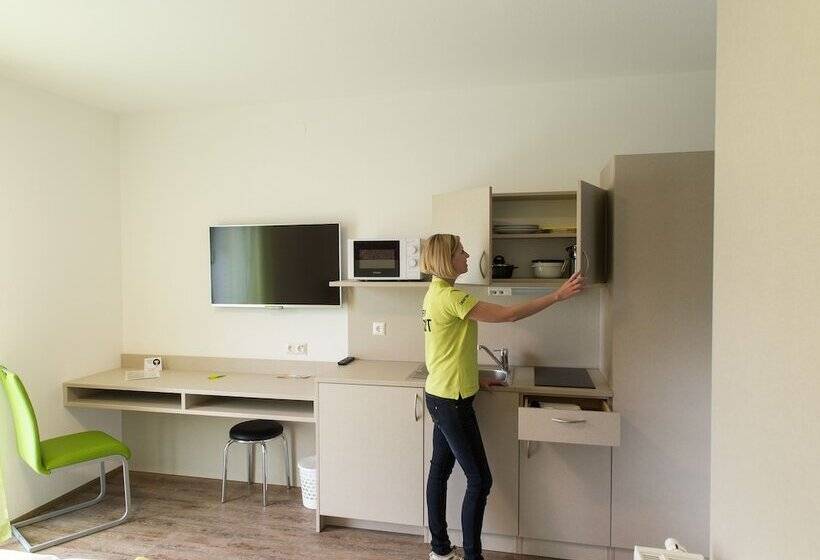 标准工作室, Smart Motel