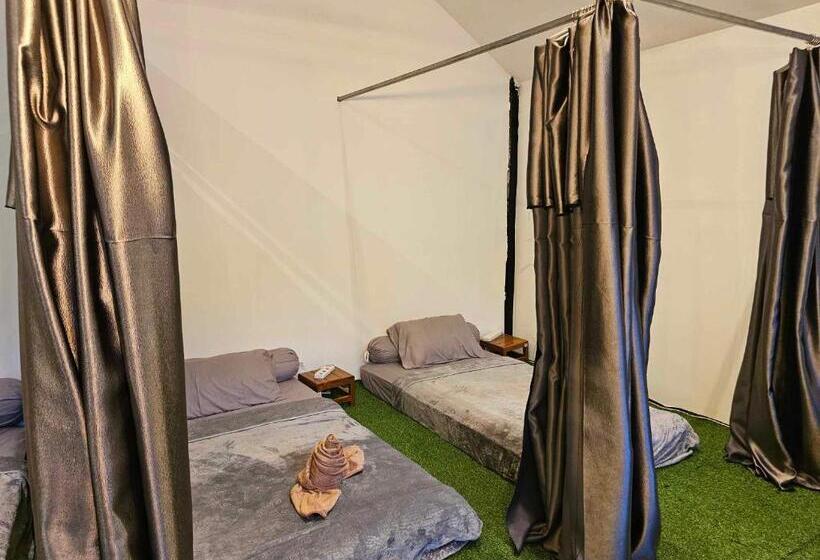 מיטה בחדר משותף, Nahm Khao Sok