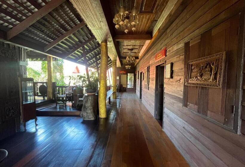 Quarto deluxe, โรงแรมจันทร์แดง