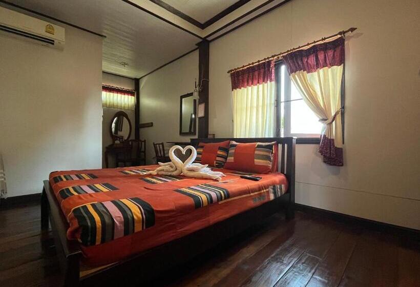Quarto deluxe, โรงแรมจันทร์แดง