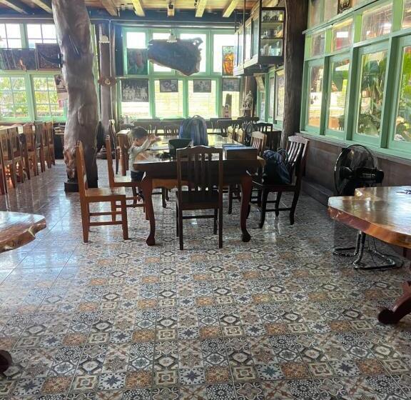 Quarto deluxe, โรงแรมจันทร์แดง