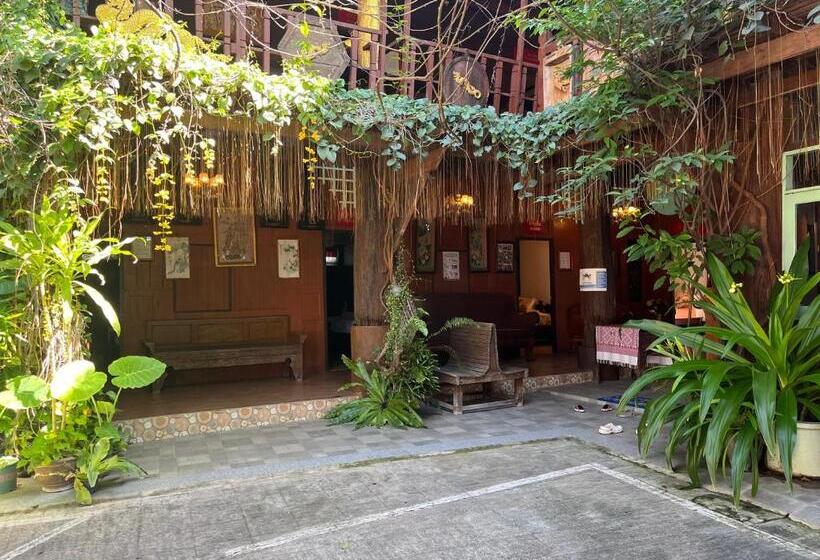 Quarto deluxe, โรงแรมจันทร์แดง