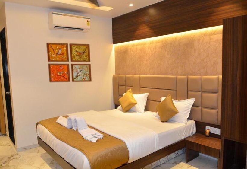 Quarto Estandar, Ritvik Residency