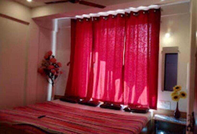 Quarto Familiar, Simon King Malvan